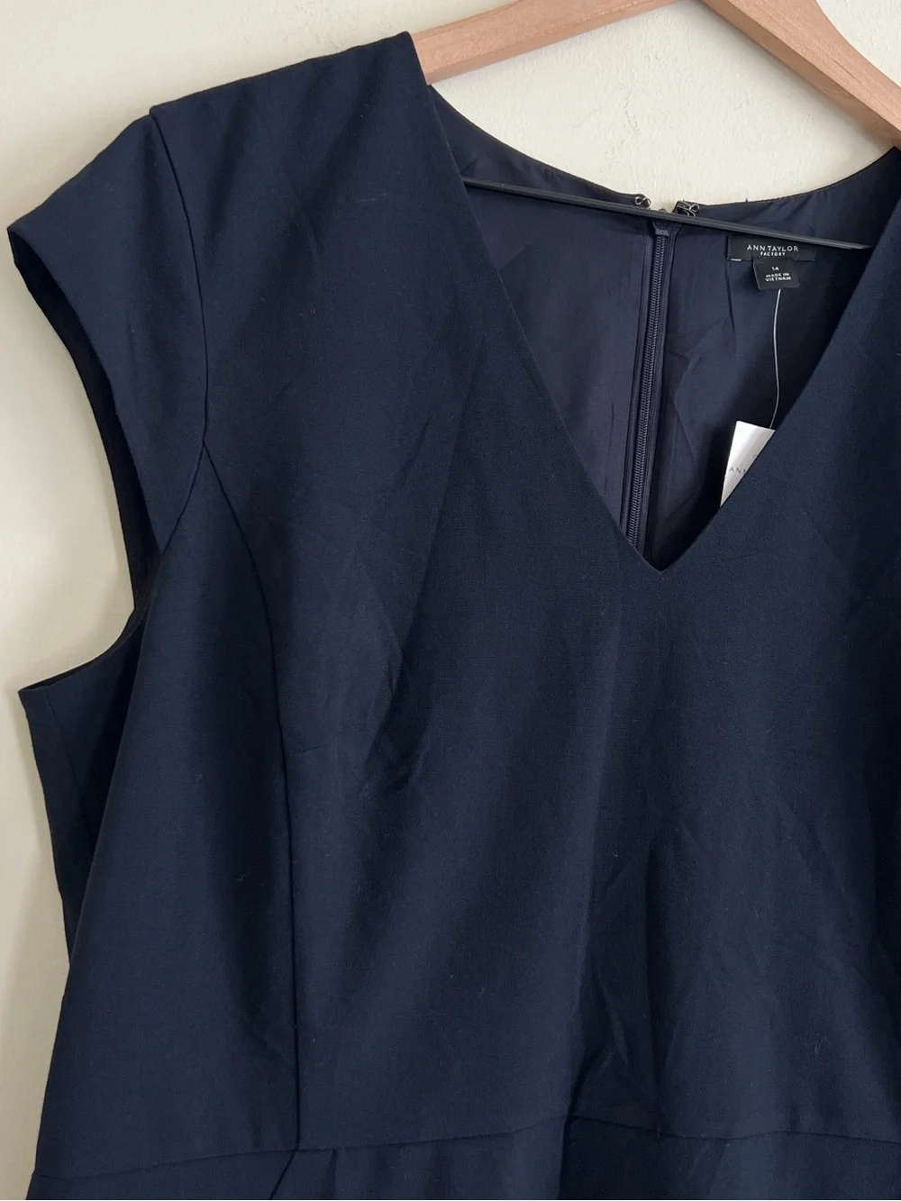 NWT Ann Taylor Navy V-Neck Cap Sleeve Knee Length Sheath Dress
